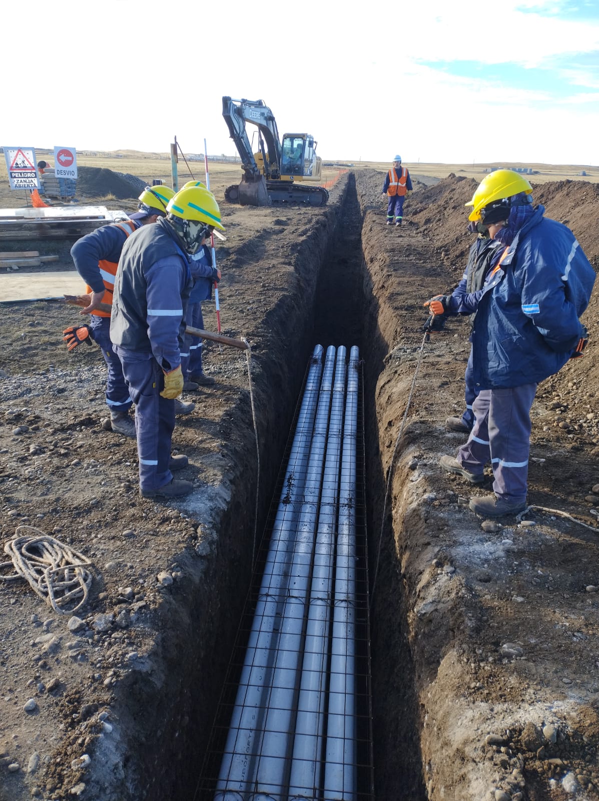 Cuadrilla de CTS Group instalando ductos en una zanja abierta en Tierra del Fuego