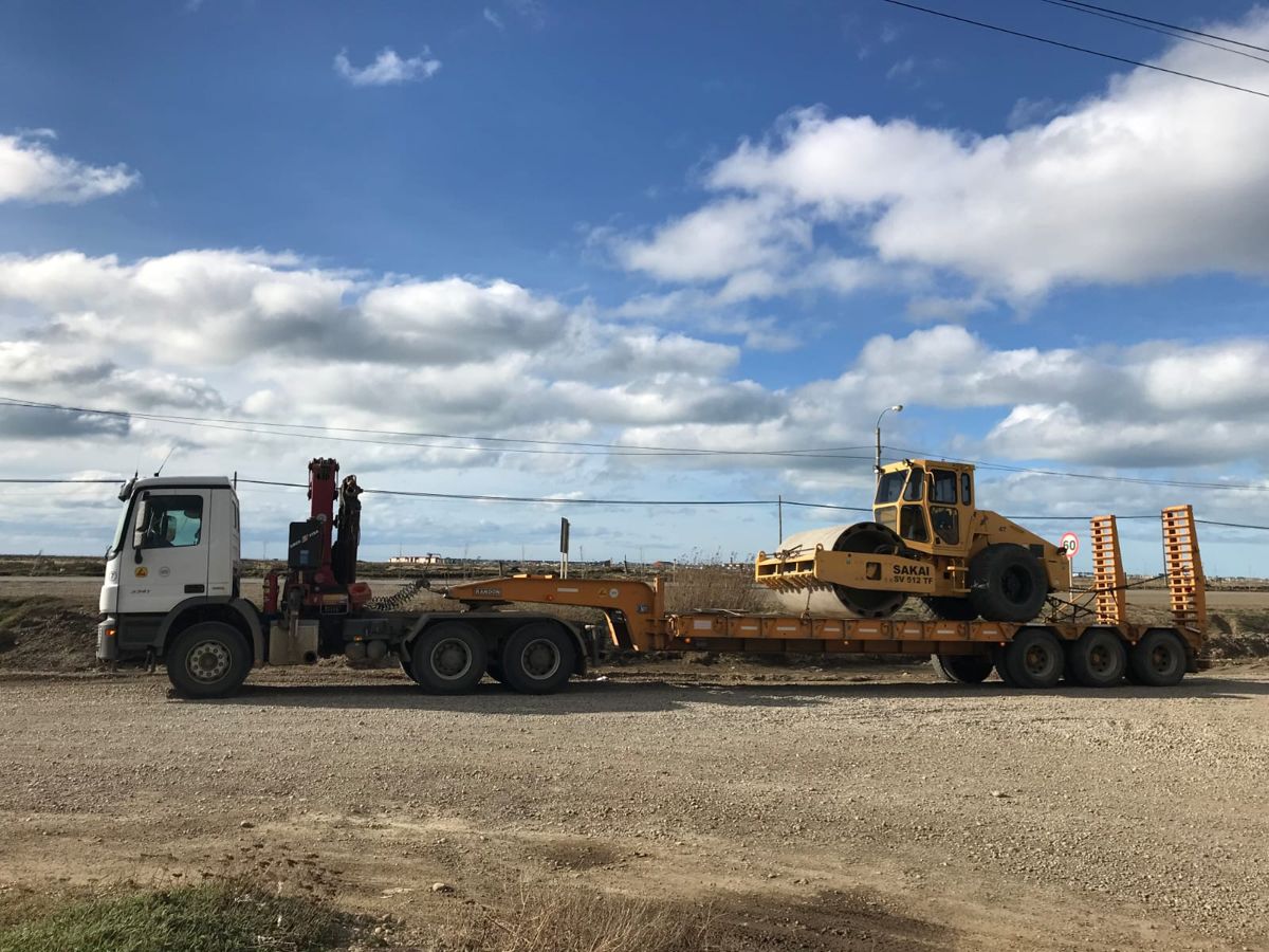 Camión carretón de CTS Group transportando un rodillo compactador