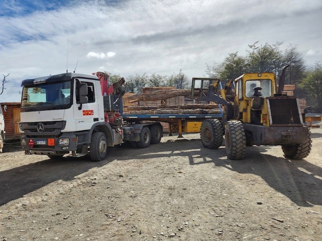 Camión con hidrogrúa de CTS Group transportando una cargadora frontal
