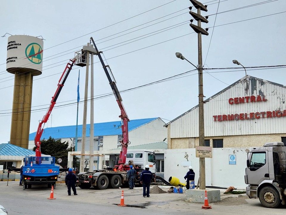 Hidrogrúa de CTS Group realizando un izaje en la Central Termoeléctrica