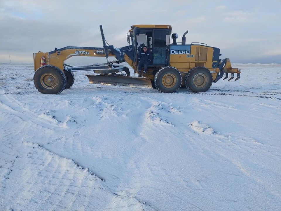 Motoniveladora trabajando sobre la nieve